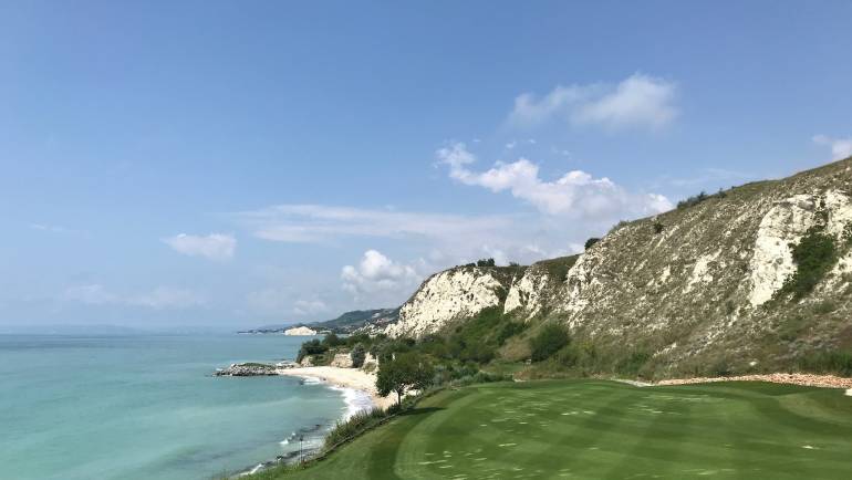 Terenuri de golf în Bulgaria – Thracian Cliffs Golf & Beach Resort