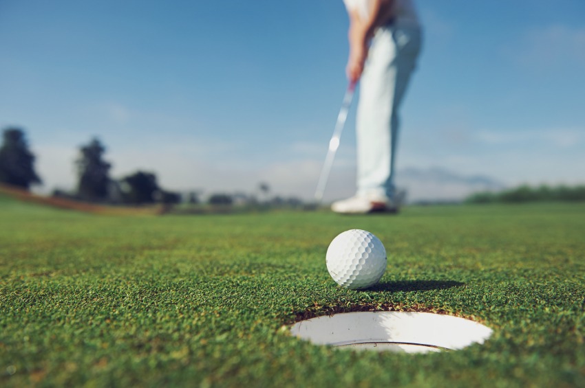 putting golf man