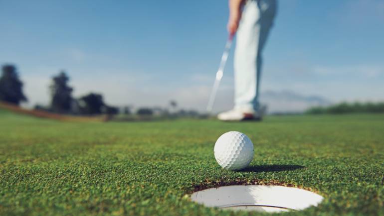 Cât costă primul echipament de golf și orele de inițiere…